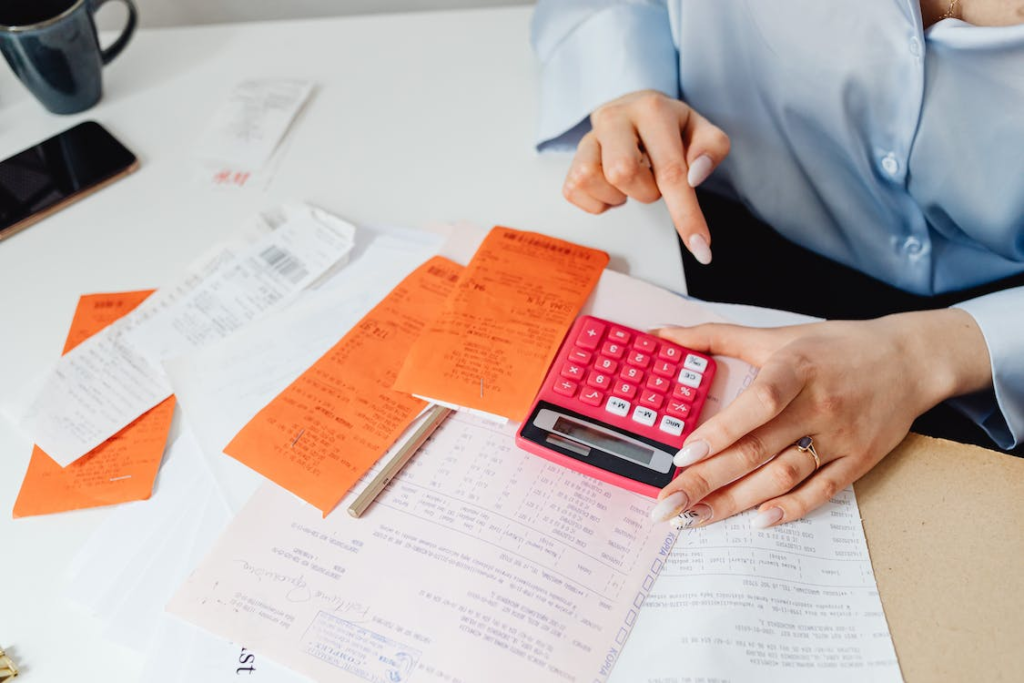 a business owner doing income and expenses calculations